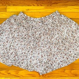 Loft Wide Leg Shorts (looks like a skirt) size L EUC